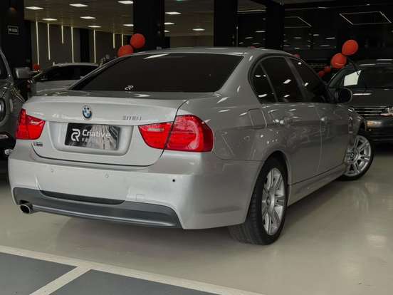 BMW-318i-2011