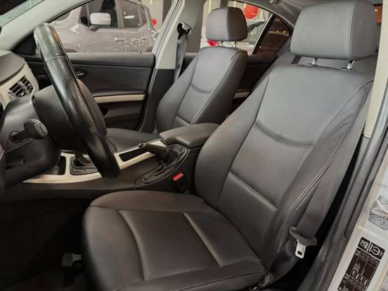 BMW-318i-2011