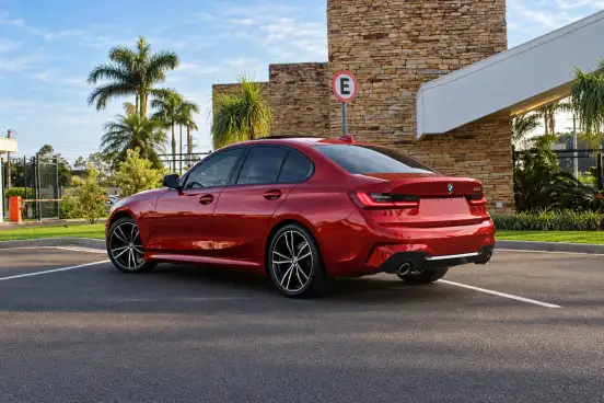 BMW-320i-2021