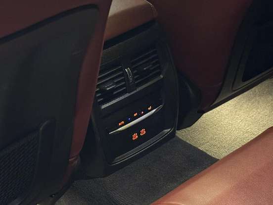 BMW-320i-2023