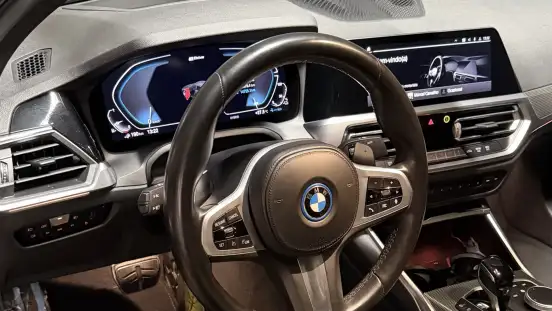 BMW-330e-2022