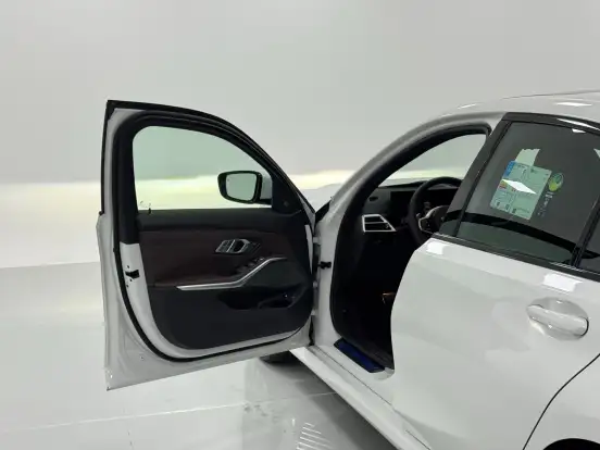 BMW-330e-2025