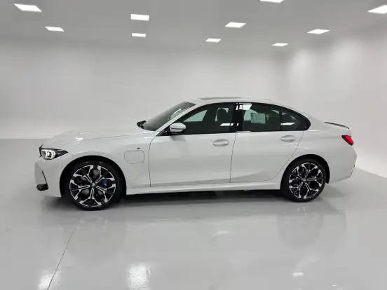 BMW-330e-2025