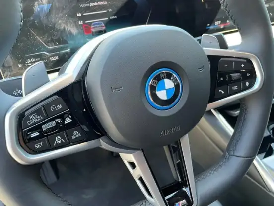 BMW-330e-2025