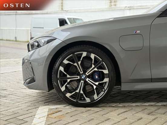 BMW-330e-2025