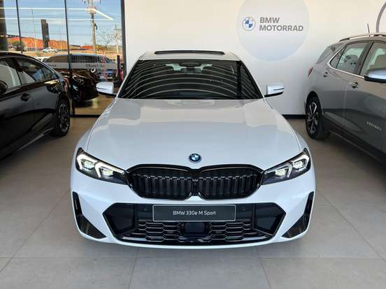 BMW-330e-2025