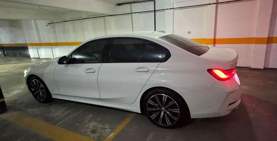 BMW-320i-2023