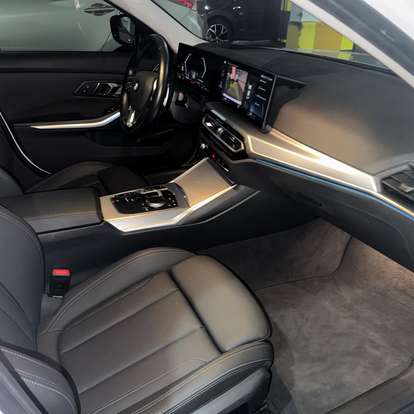 BMW-320i-2023