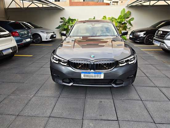 BMW-320i-2022