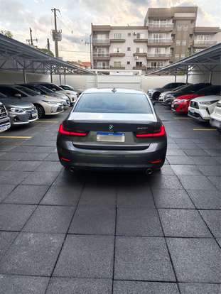 BMW-320i-2022