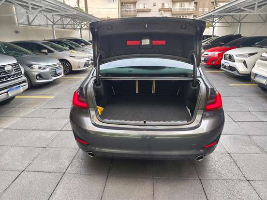 BMW-320i-2022
