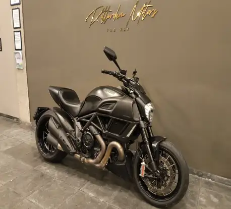 DUCATI-DIAVEL DARK-2016