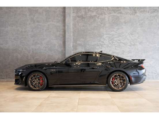 FORD-MUSTANG-2025