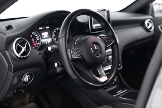 MERCEDES-BENZ-A 200-2017