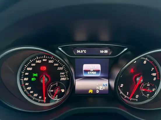 MERCEDES-BENZ-GLA 200-2018