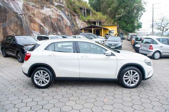 MERCEDES-BENZ-GLA 200-2016