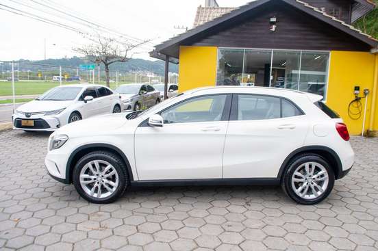 MERCEDES-BENZ-GLA 200-2016