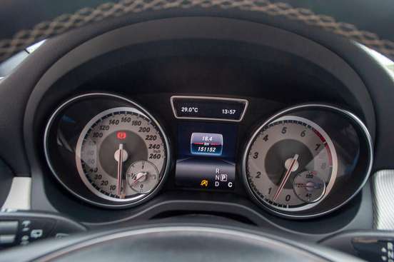 MERCEDES-BENZ-GLA 200-2016