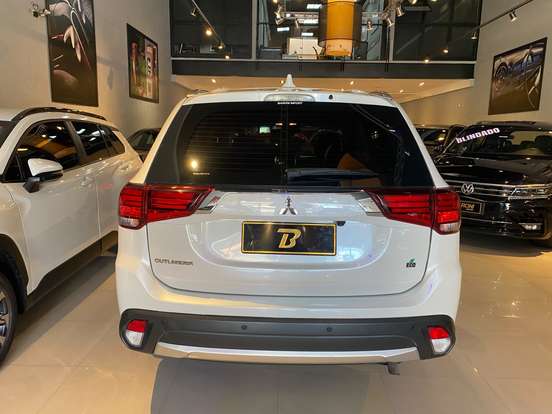 MITSUBISHI-OUTLANDER-2016