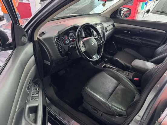 MITSUBISHI-OUTLANDER-2013
