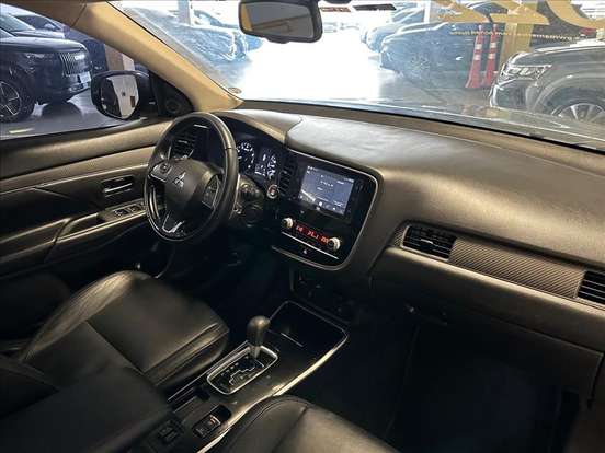 MITSUBISHI-OUTLANDER-2021