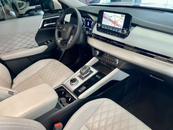 MITSUBISHI-OUTLANDER-2025