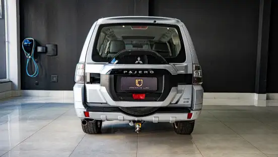 MITSUBISHI-PAJERO-2017