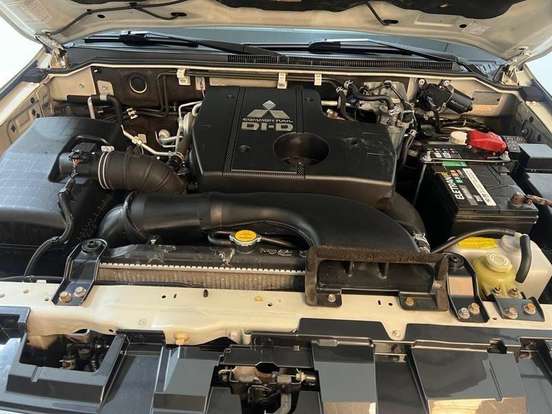 MITSUBISHI-PAJERO-2015