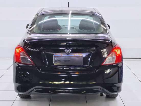 NISSAN-VERSA-2017