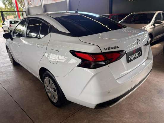 NISSAN-VERSA-2020