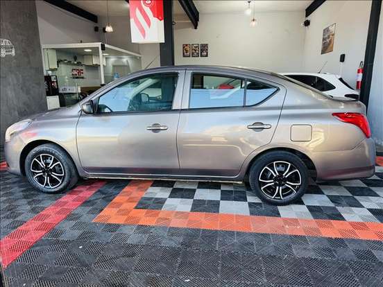 NISSAN-VERSA-2020