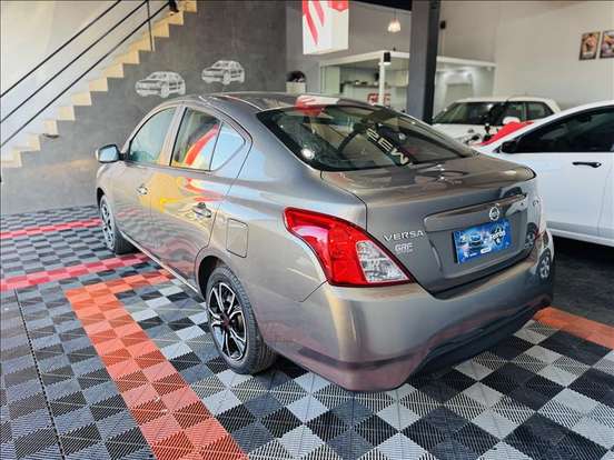 NISSAN-VERSA-2020