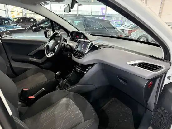 PEUGEOT-208-2017