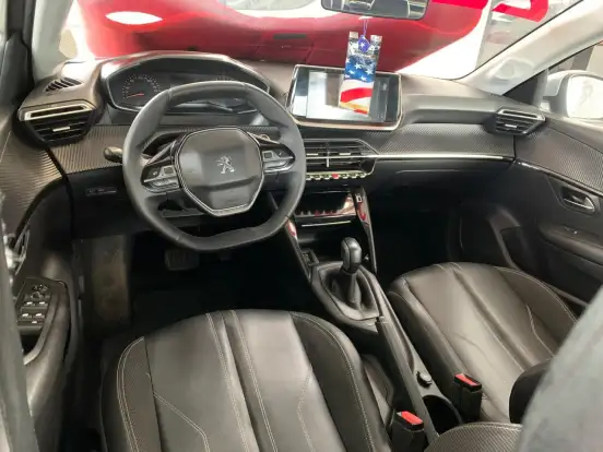 PEUGEOT-208-2021