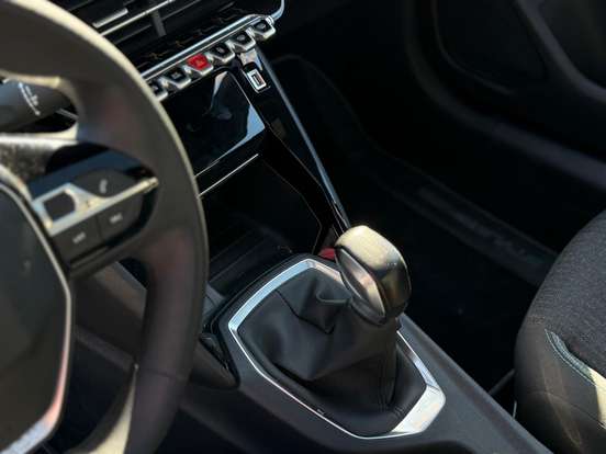 PEUGEOT-208-2023