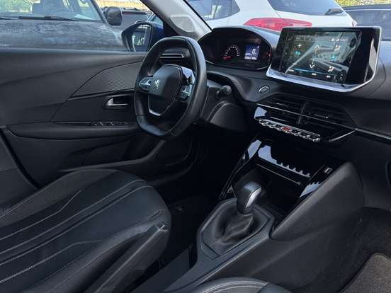 PEUGEOT-208-2021