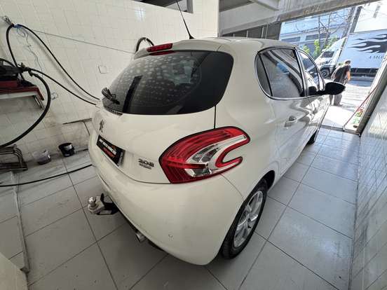 PEUGEOT-208-2015