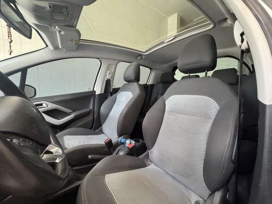 PEUGEOT-208-2015