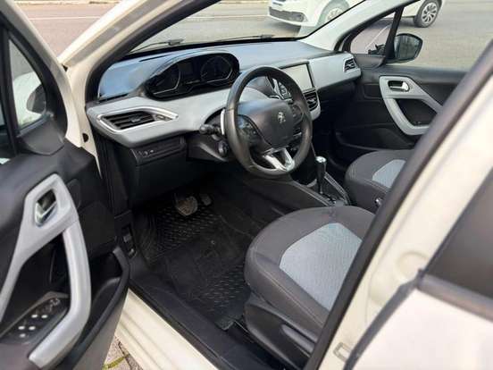 PEUGEOT-208-2015
