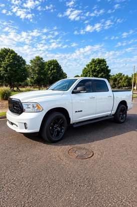 RAM-CLASSIC-5.7 V8 GASOLINA LARAMIE NIGHT EDITION CD 4X4 AUTOMÁTICO RAM-CLASSIC-2023