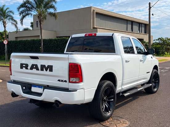 RAM-CLASSIC-5.7 V8 GASOLINA LARAMIE NIGHT EDITION CD 4X4 AUTOMÁTICO RAM-CLASSIC-2023