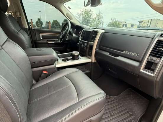 RAM-CLASSIC-5.7 V8 GASOLINA LARAMIE NIGHT EDITION CD 4X4 AUTOMÁTICO RAM-CLASSIC-2023