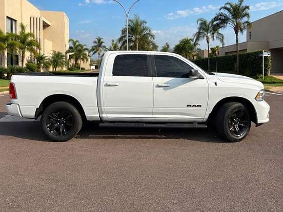 RAM-CLASSIC-5.7 V8 GASOLINA LARAMIE NIGHT EDITION CD 4X4 AUTOMÁTICO RAM-CLASSIC-2023