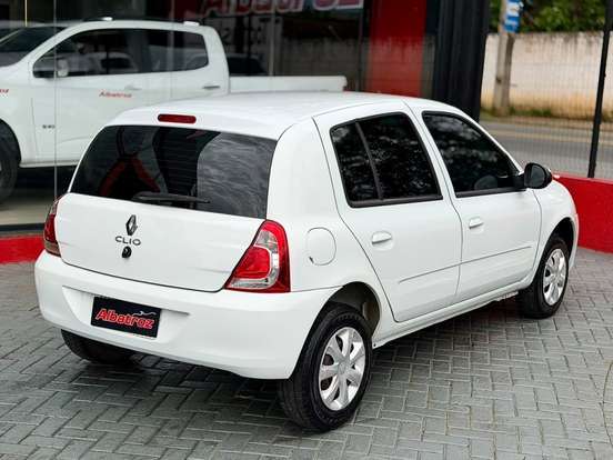 RENAULT-CLIO-2015