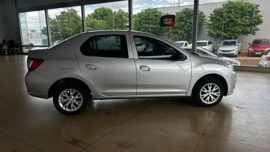 RENAULT-LOGAN-2022