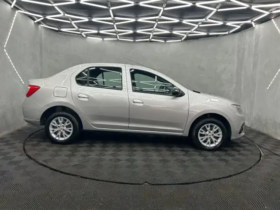 RENAULT-LOGAN-2025