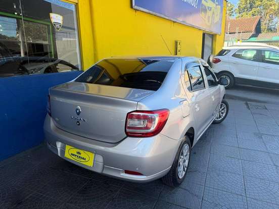 RENAULT-LOGAN-2022
