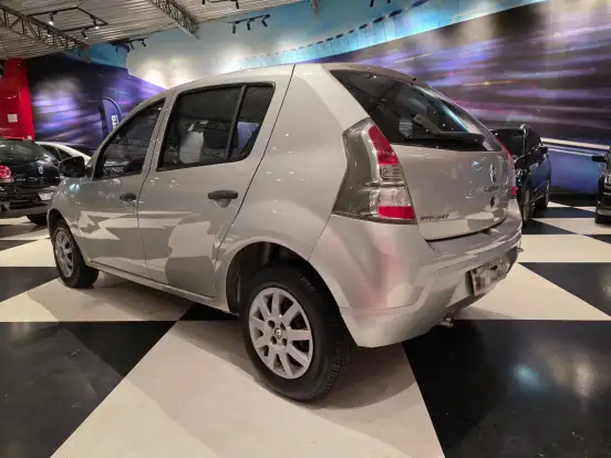 RENAULT-SANDERO-2013