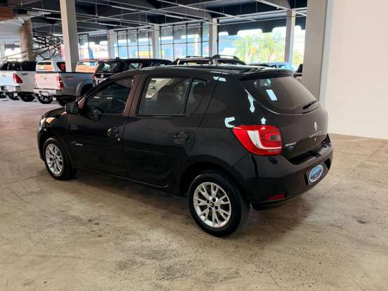 RENAULT-SANDERO-2014