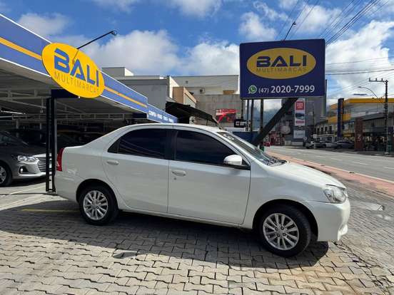 TOYOTA-ETIOS-2015